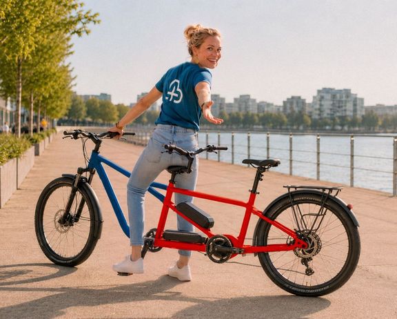 Komm, fahr mit! Frau mit einem Tandem lädt zum Mitfahren ein